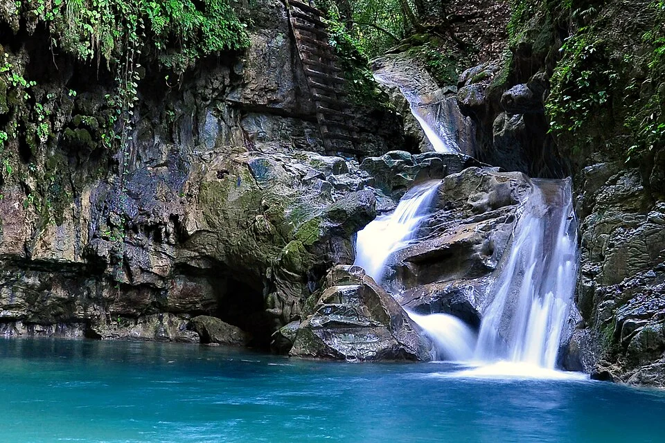 Damajagua. Foto: Funcheta, CC BY-SA 4.0; reducida y convertida a WebP.