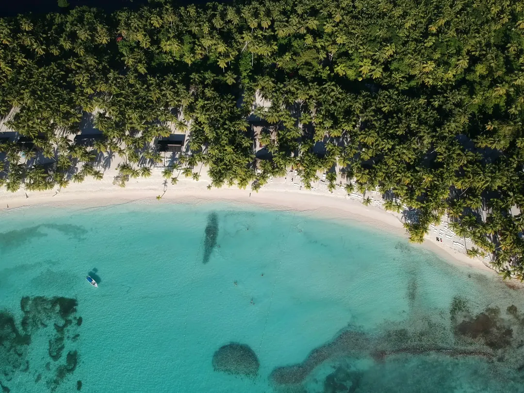 Vehículo de transfer privado de PalmHop esperando a un viajero en República Dominicana